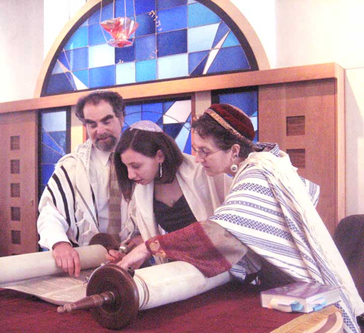 Rabbi Chaya Gusfield with Rabbi Dan Goldblatt and Freya at Torah